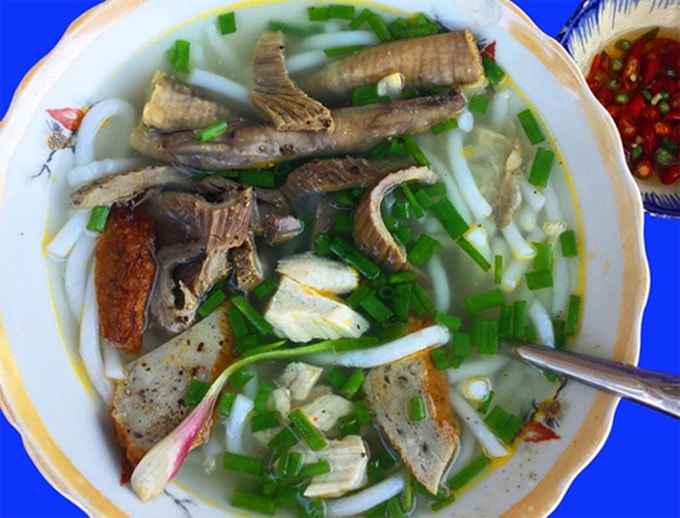Đặc sản bánh canh lòng cá ngừ Nha Trang